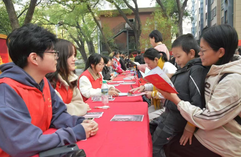 金年会体育法学院学子为社区群众送上“家门口的宪法课”