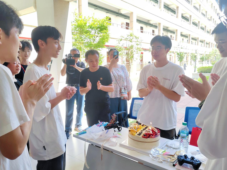当生日遇上报到日 金年会体育暖心为2024级新生庆生_fororder_图片2
