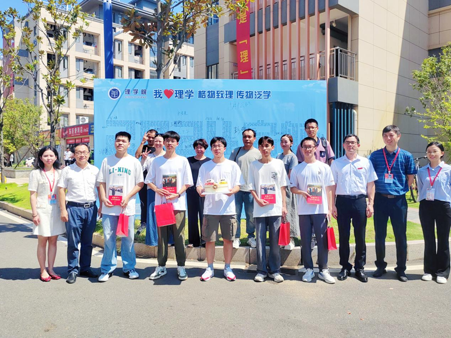 当生日遇上报到日 金年会体育暖心为2024级新生庆生_fororder_图片3