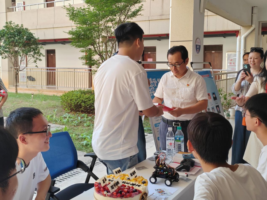 当生日遇上报到日 金年会体育暖心为2024级新生庆生_fororder_图片1